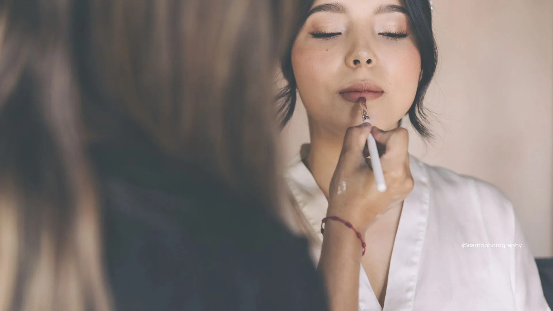 Maquillista de novias perfeccionando un look natural de labios
