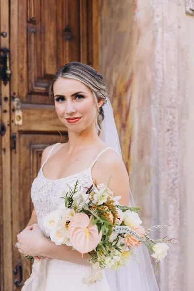 Novia con recogido pulido y maquillaje soft glam