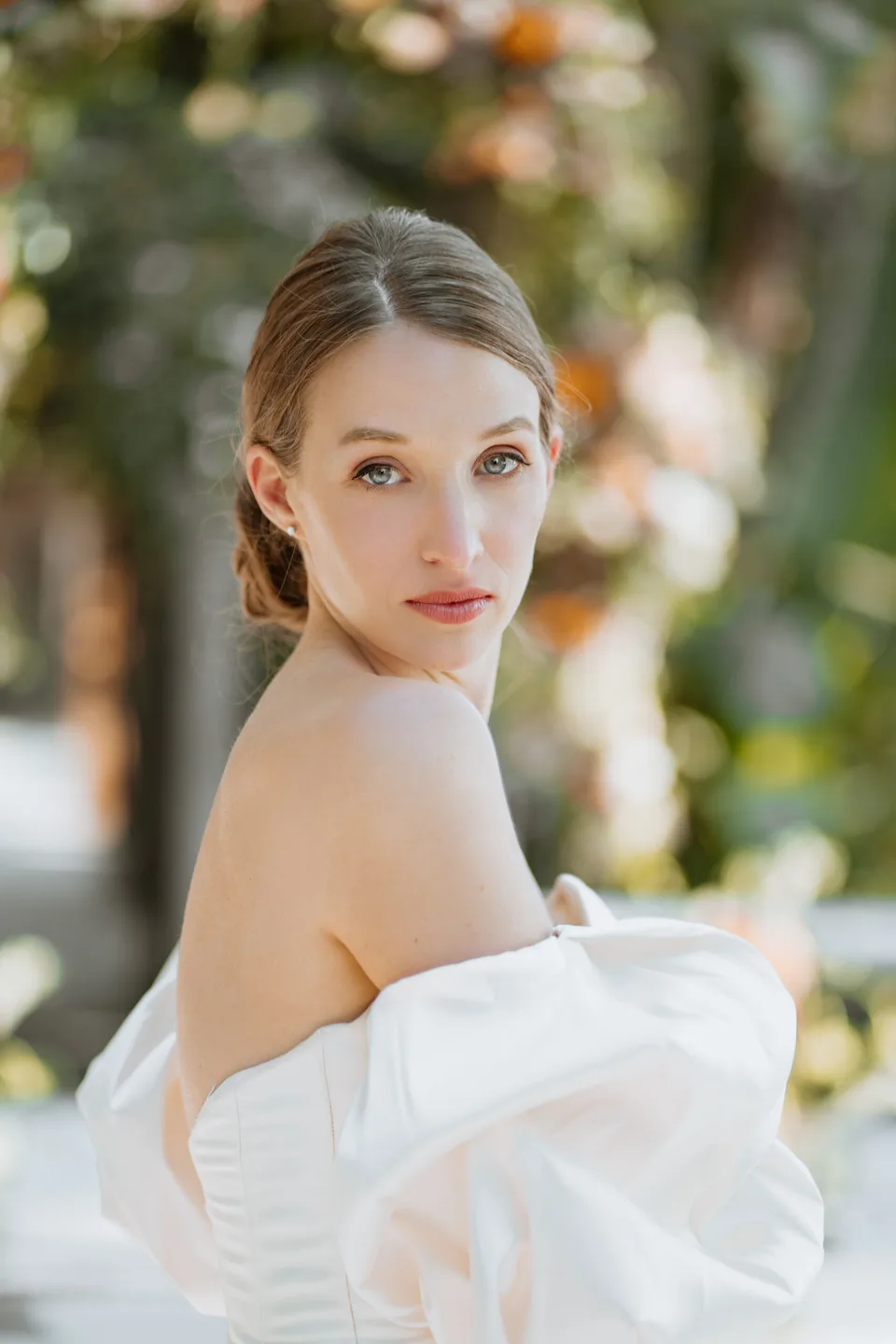Retrato de belleza nupcial al aire libre con peinado suave