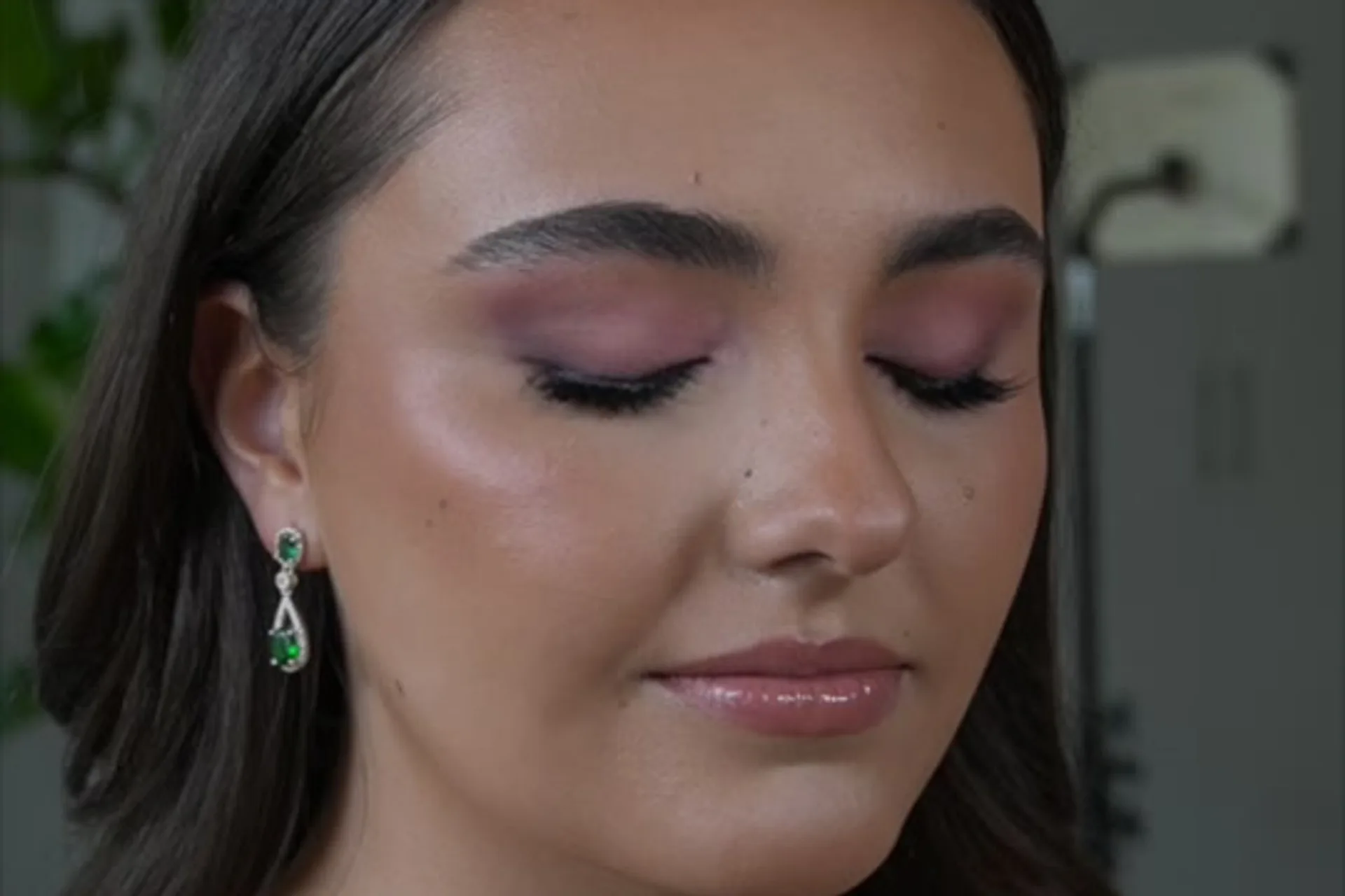 Maquillaje nupcial de ojos ahumados suaves y piel natural