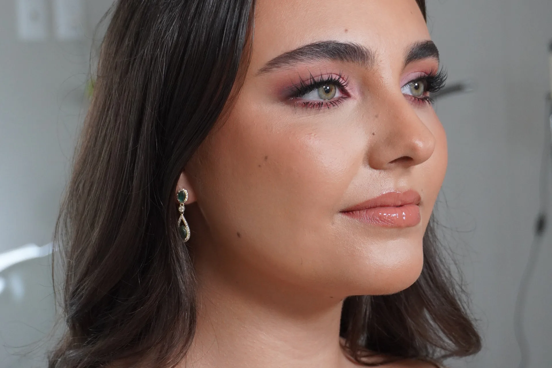 Retrato nupcial en primer plano con maquillaje luminoso en tonos rosas de Lucy Muma