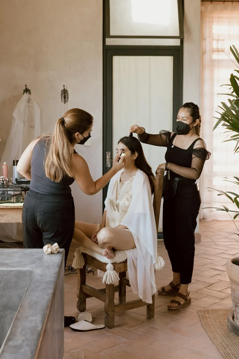 Equipo de Team Danipal preparando a una novia durante su sesión de arreglo