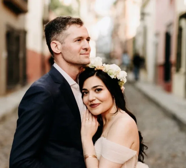 Retrato de novios que destaca un look de belleza nupcial romántico
