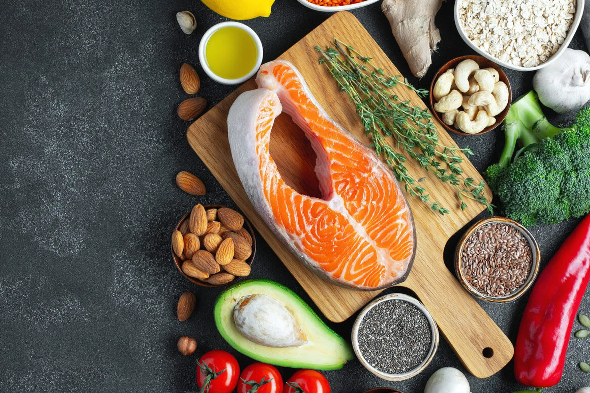 Salmón fresco e ingredientes coloridos para un menú personalizado de RubyJoy's
