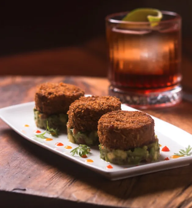 Bocadillos crujientes para boda acompañados de un coctel de autor