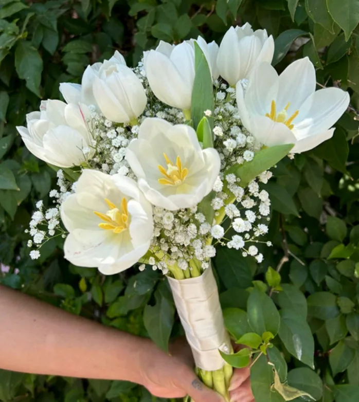 Ramo de novia de tulipanes blancos con nube