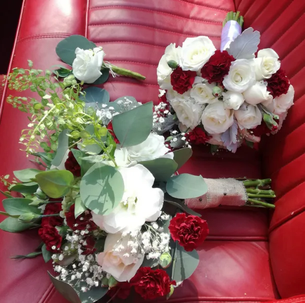 Ramos de boda y azahar coordinados en blanco y rojo intenso