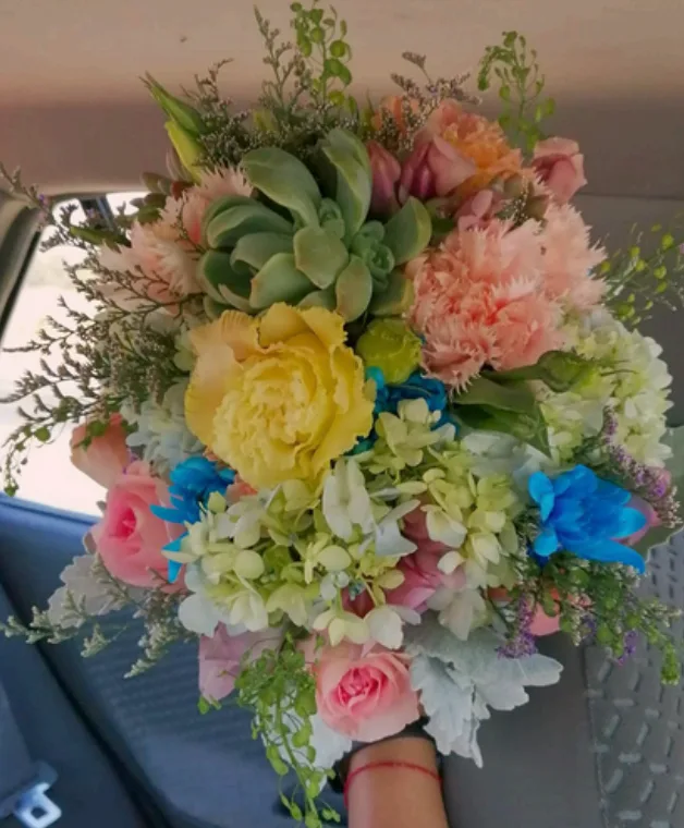 Ramo colorido con rosas, hortensias, claveles y suculentas