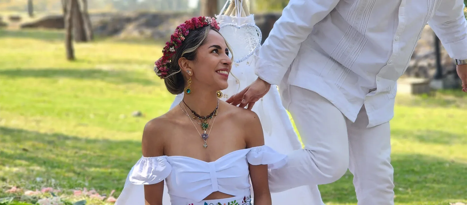 Celebrante guiando una ceremonia íntima al aire libre