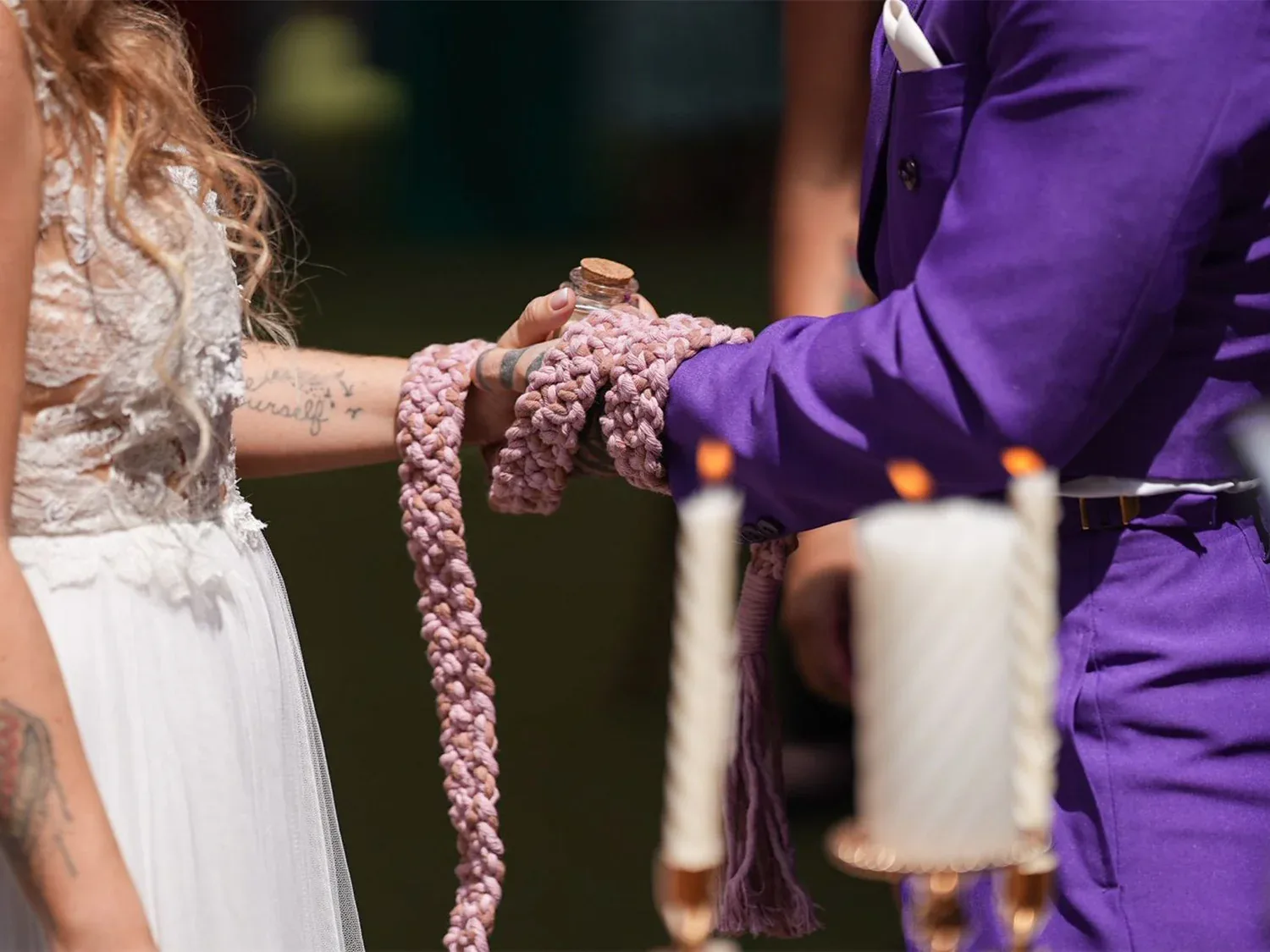 Pareja participando en un ritual de handfasting