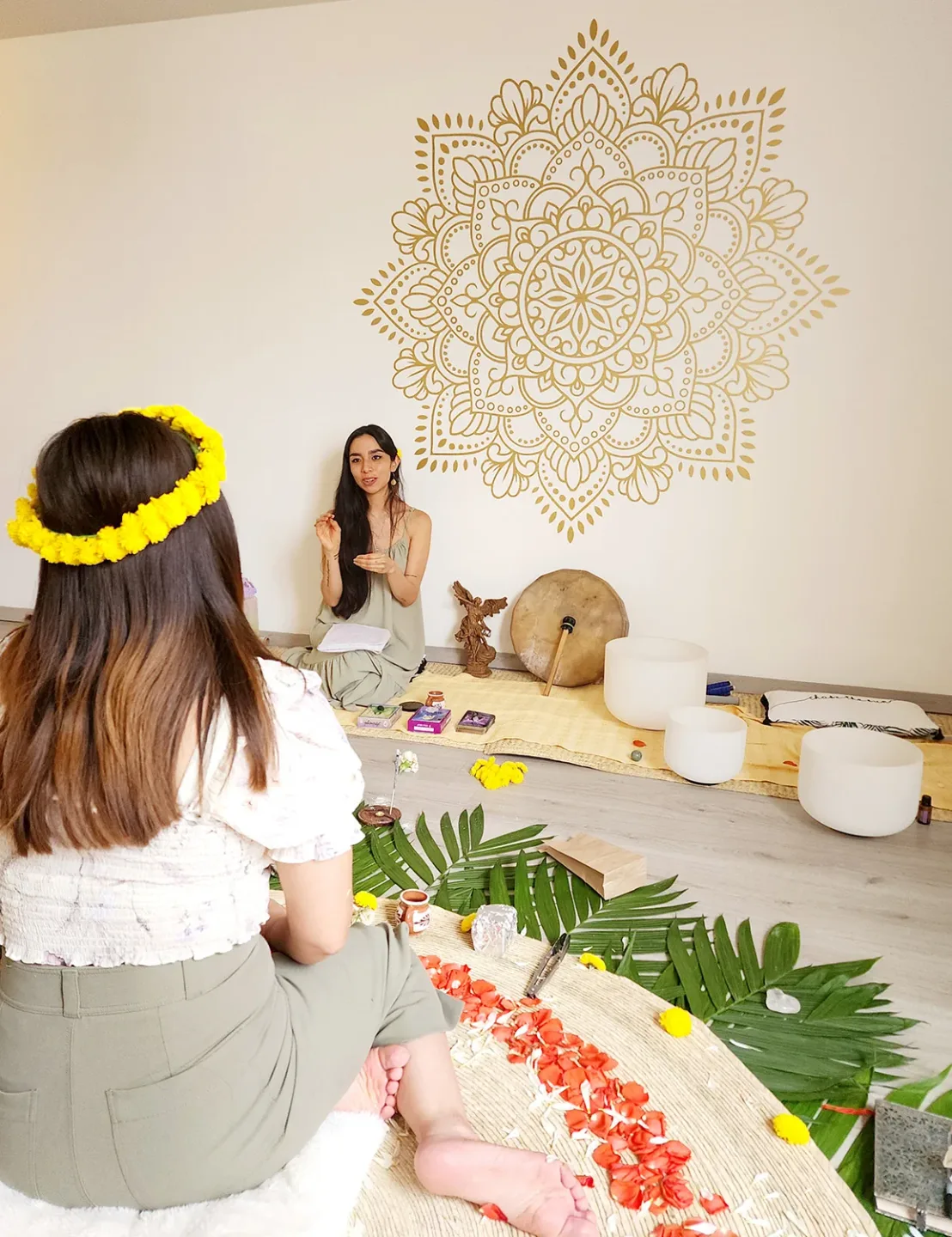 Ritual simbólico de boda en un espacio interior