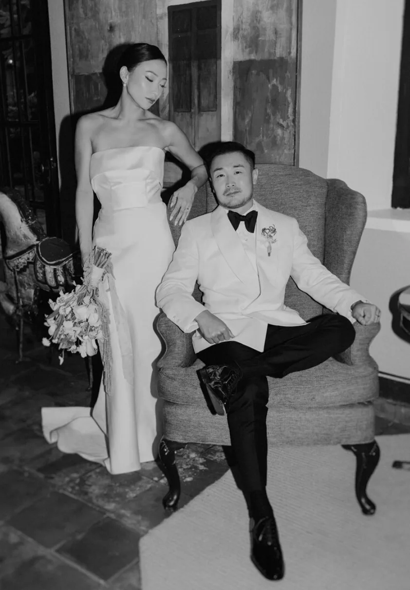 Retrato editorial de boda en blanco y negro de una novia y un novio