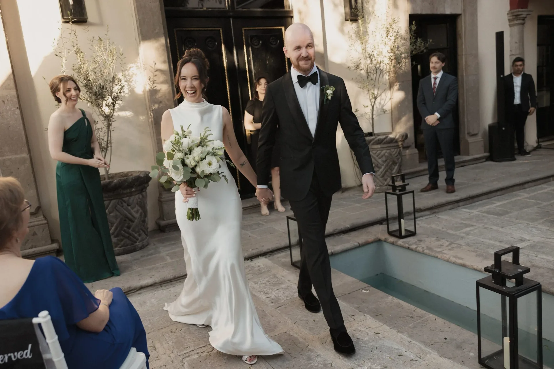 Recién casados compartiendo un retrato íntimo después de la ceremonia