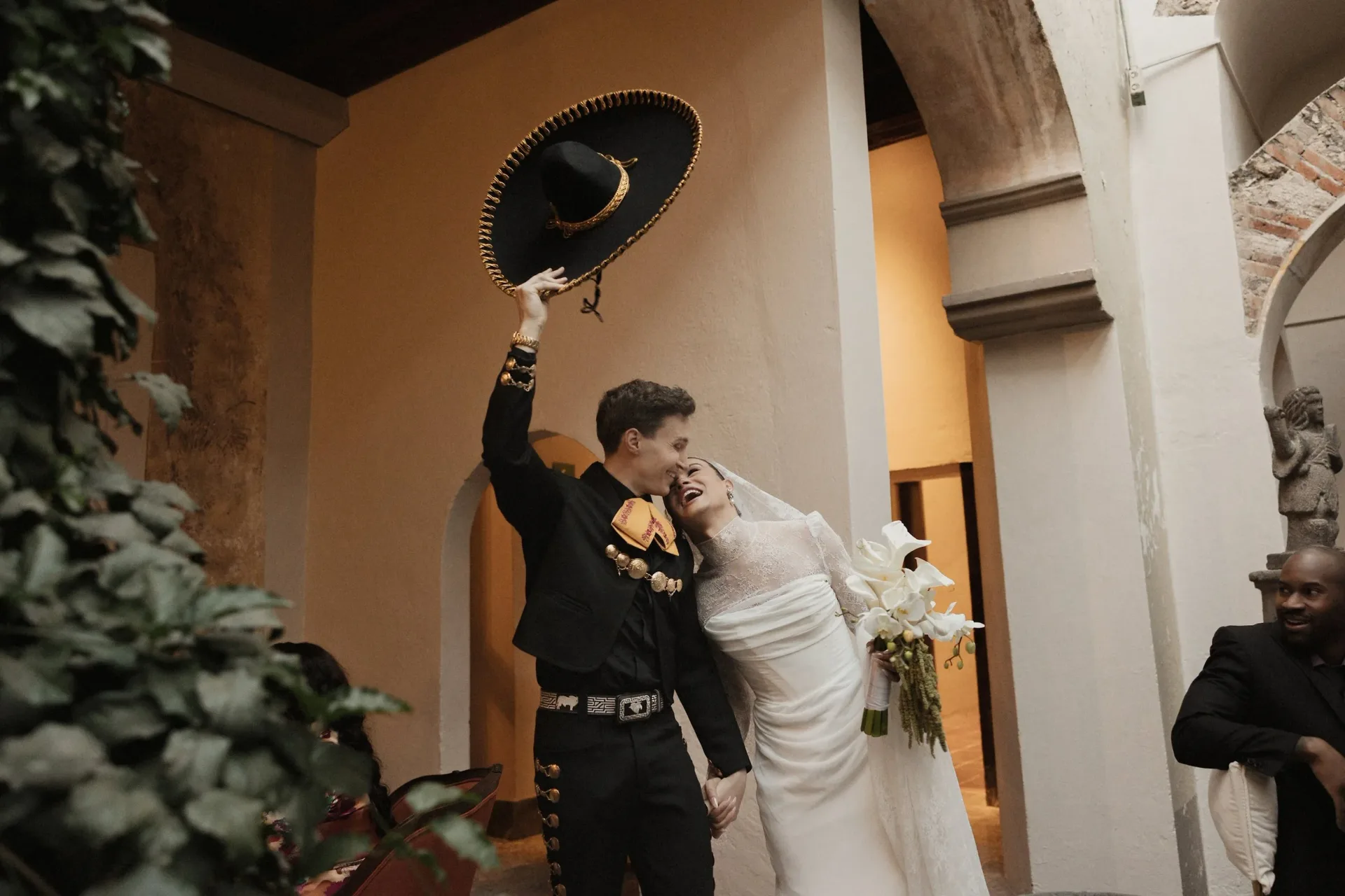 Pareja celebrando junto a músicos de mariachi