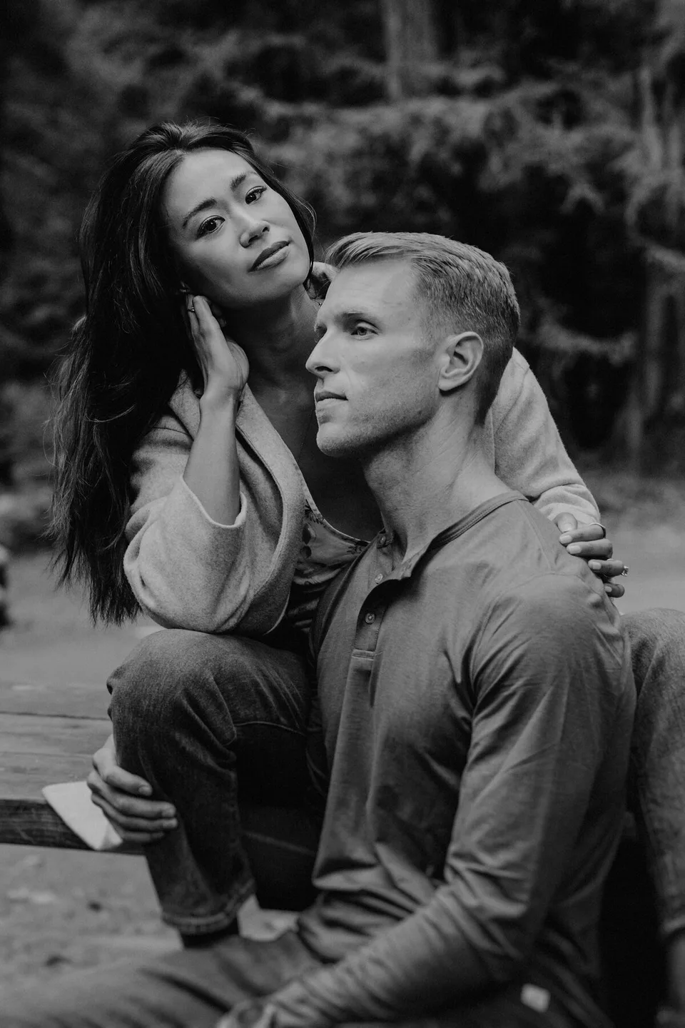 Retrato editorial de una pareja de recién casados