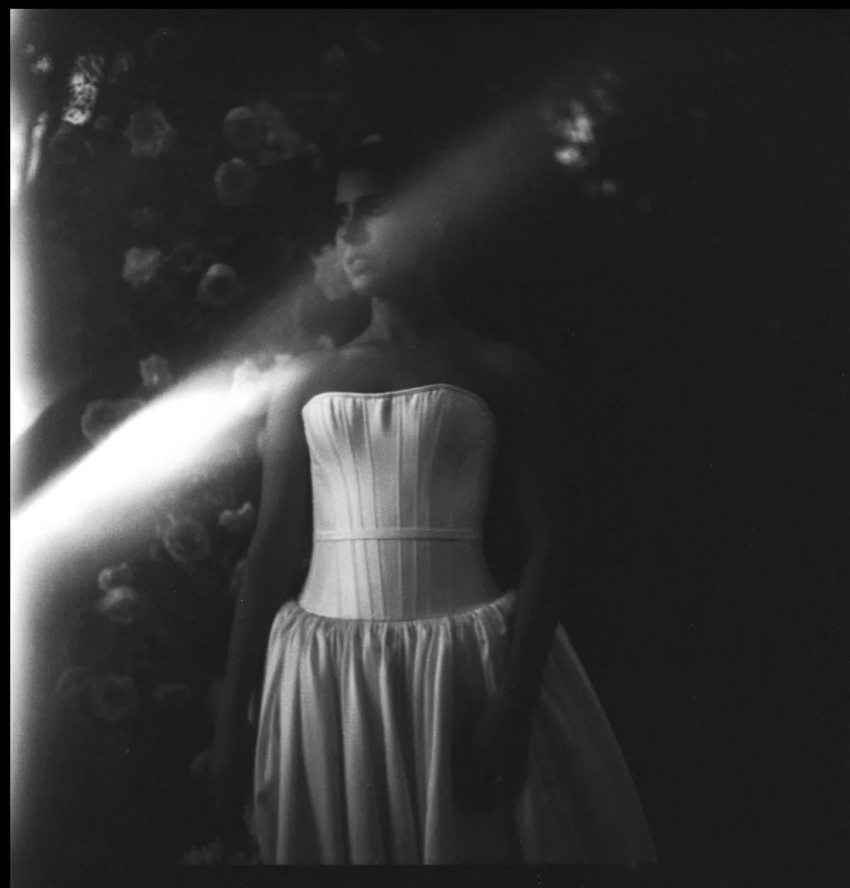 Baile de boda capturado con luz creativa
