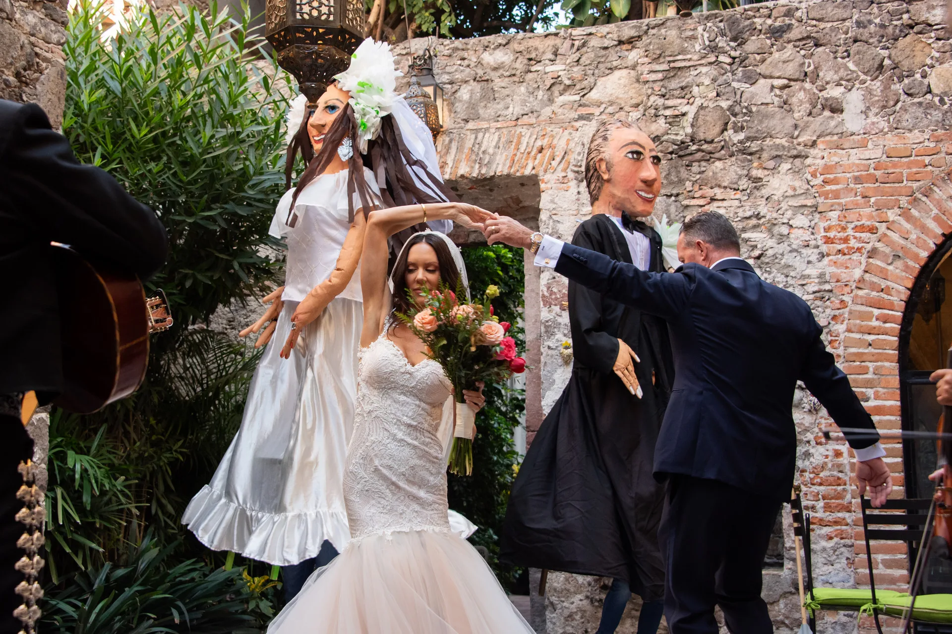 Recién casados celebrando después de su boda en San Miguel