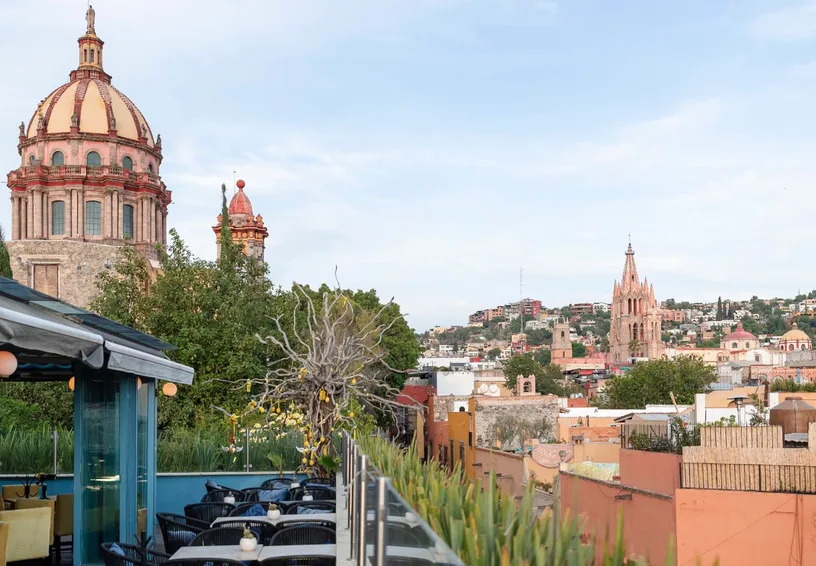 Vista desde una terraza hacia las iglesias históricas y el perfil urbano de San Miguel de Allende