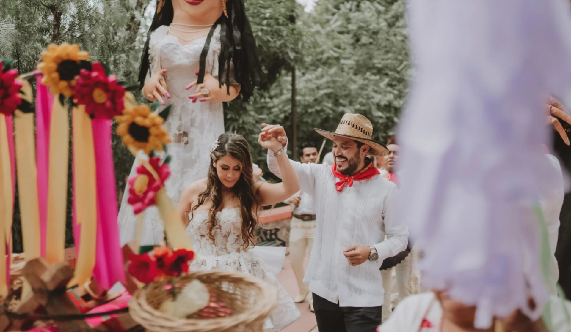 Novia y novio bailando durante una colorida celebración tradicional de boda