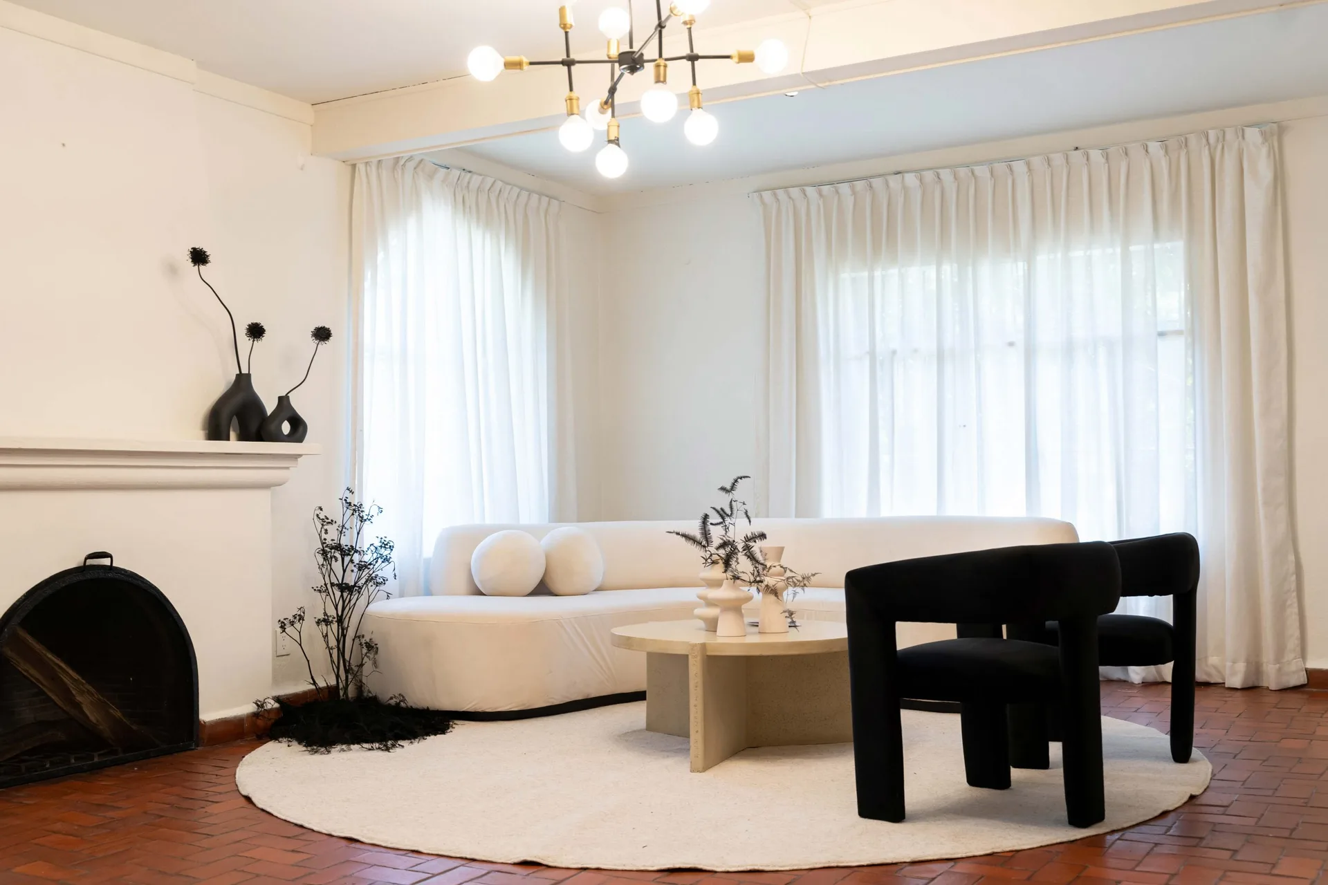 Mobiliario lounge de diseño en un elegante espacio para eventos