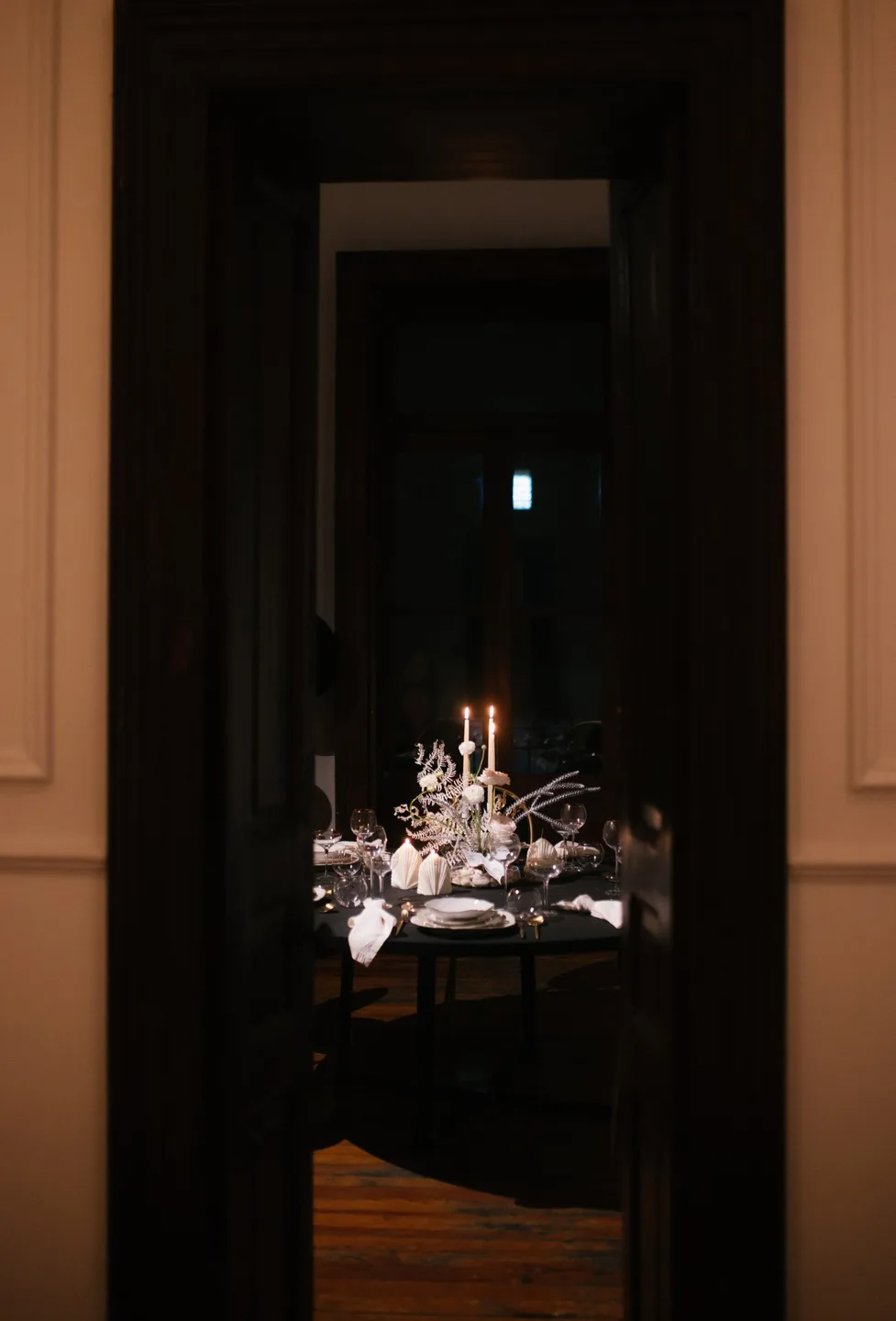 Cena de boda ambientada con mobiliario de diseño