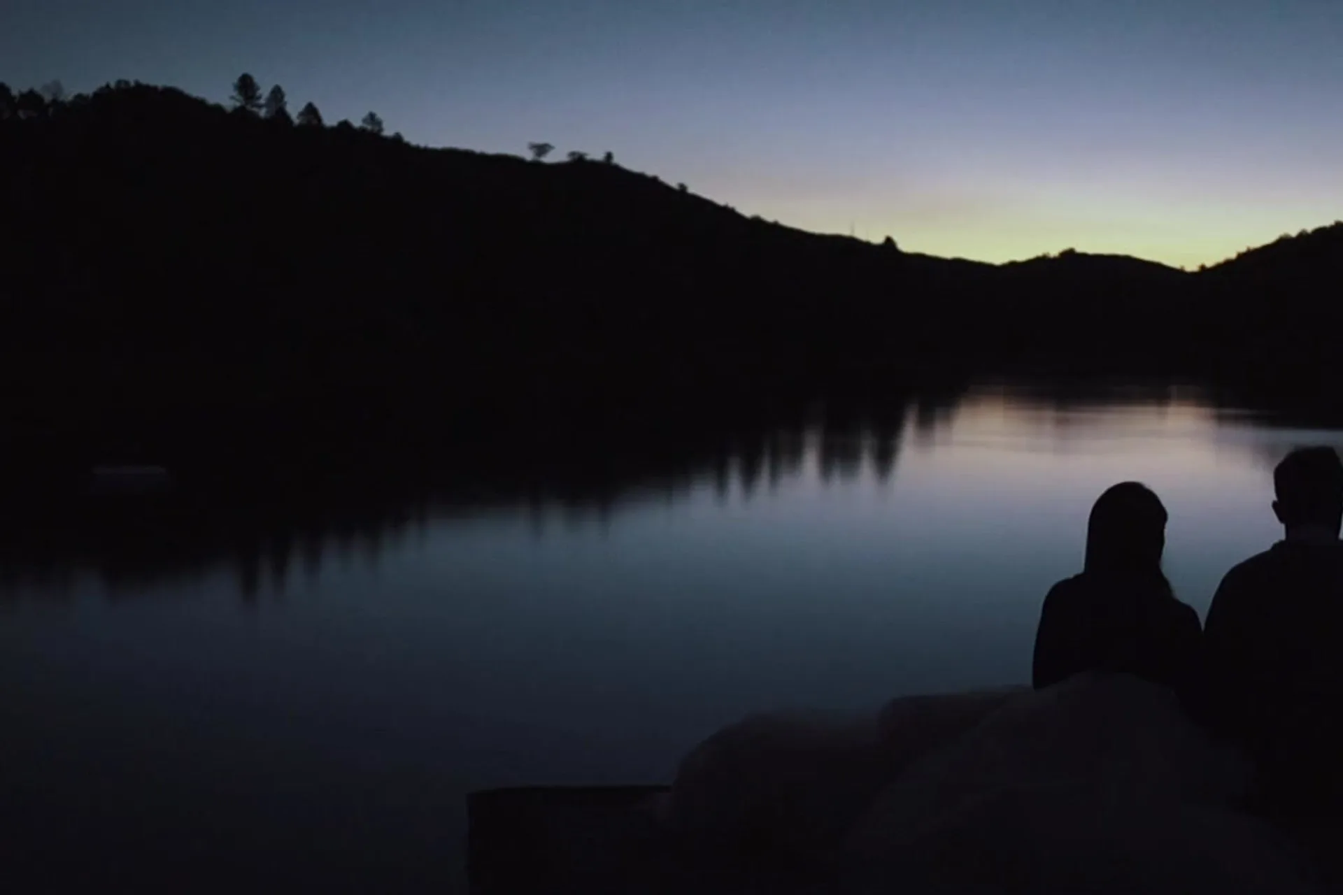 Silueta cinematográfica de una pareja junto al agua