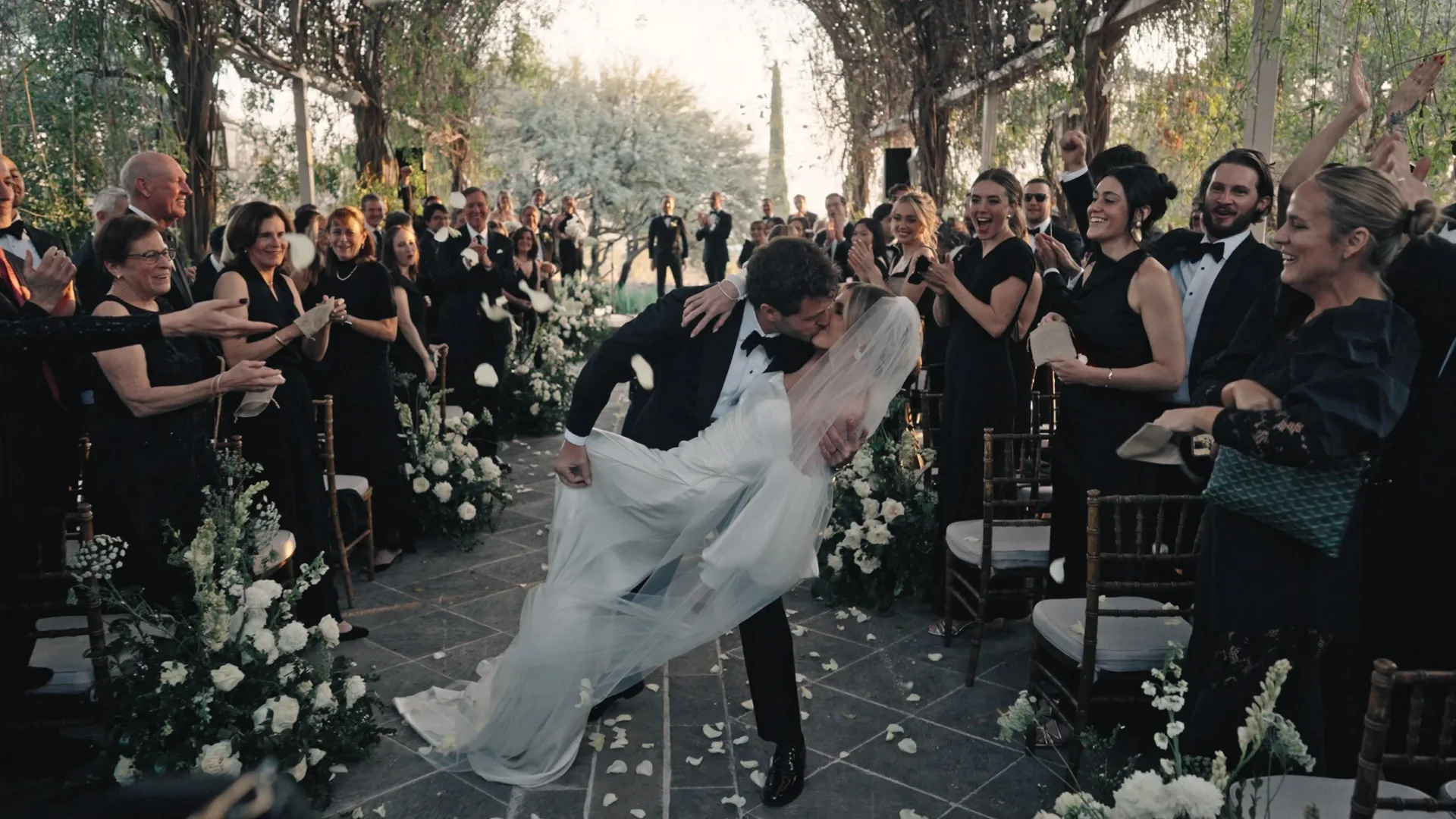 Fotograma cinematográfico de una pareja de recién casados