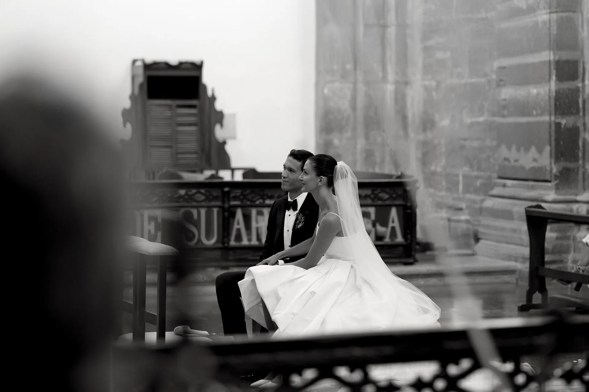 Pareja de boda filmada frente a una iglesia histórica