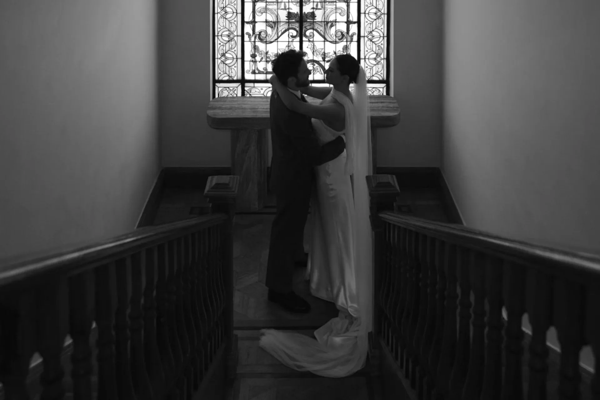 Pareja de boda en silueta dentro de un espacio dramático