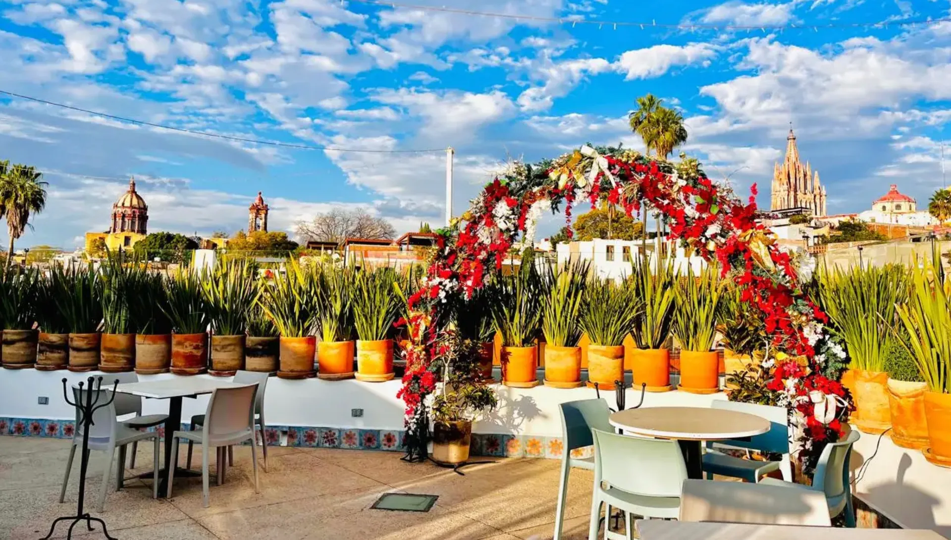 Arco floral para ceremonia en la terraza de Casa 1810 con vista a San Miguel de Allende