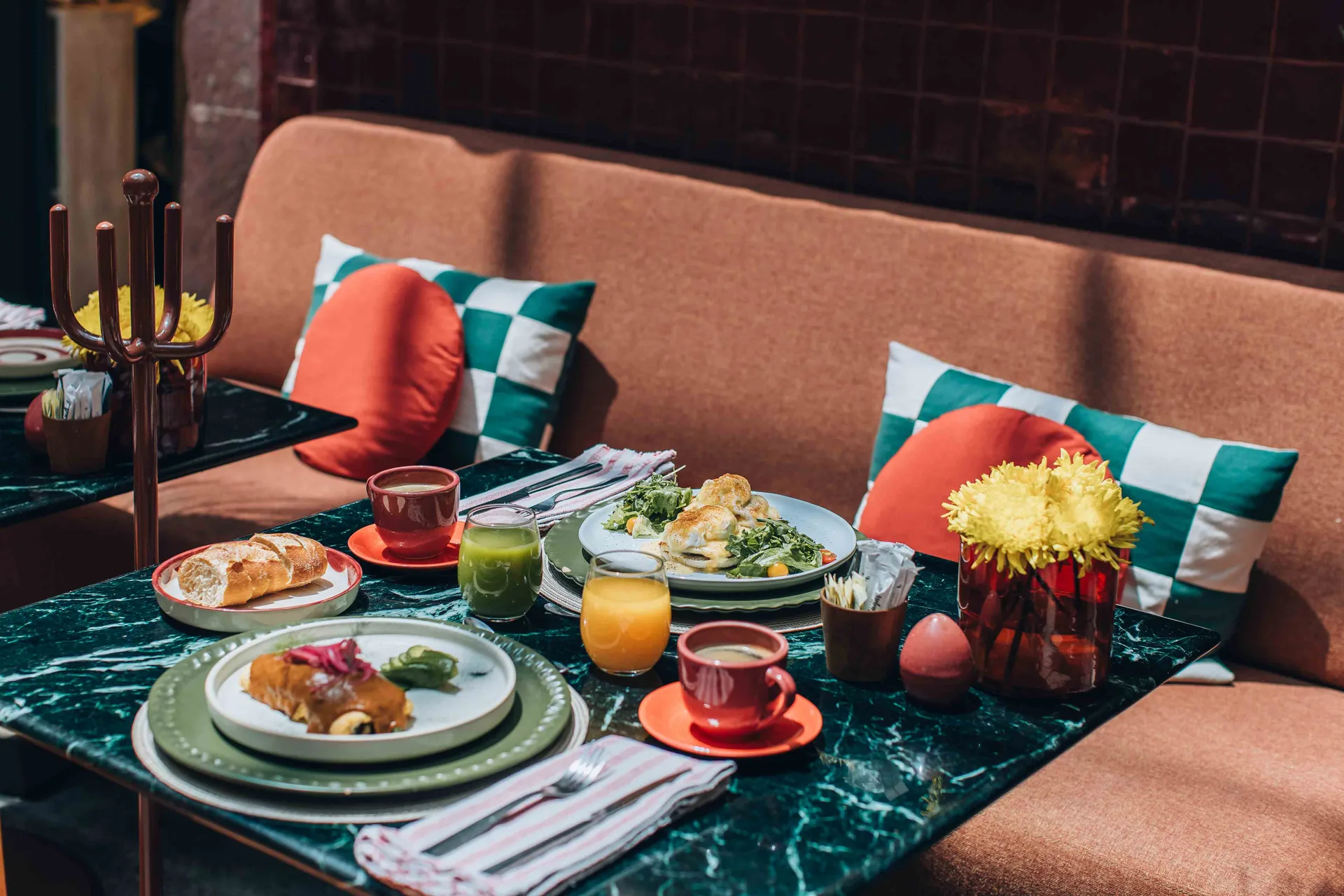 Mesa preparada para desayuno en el interior de Casa Arca