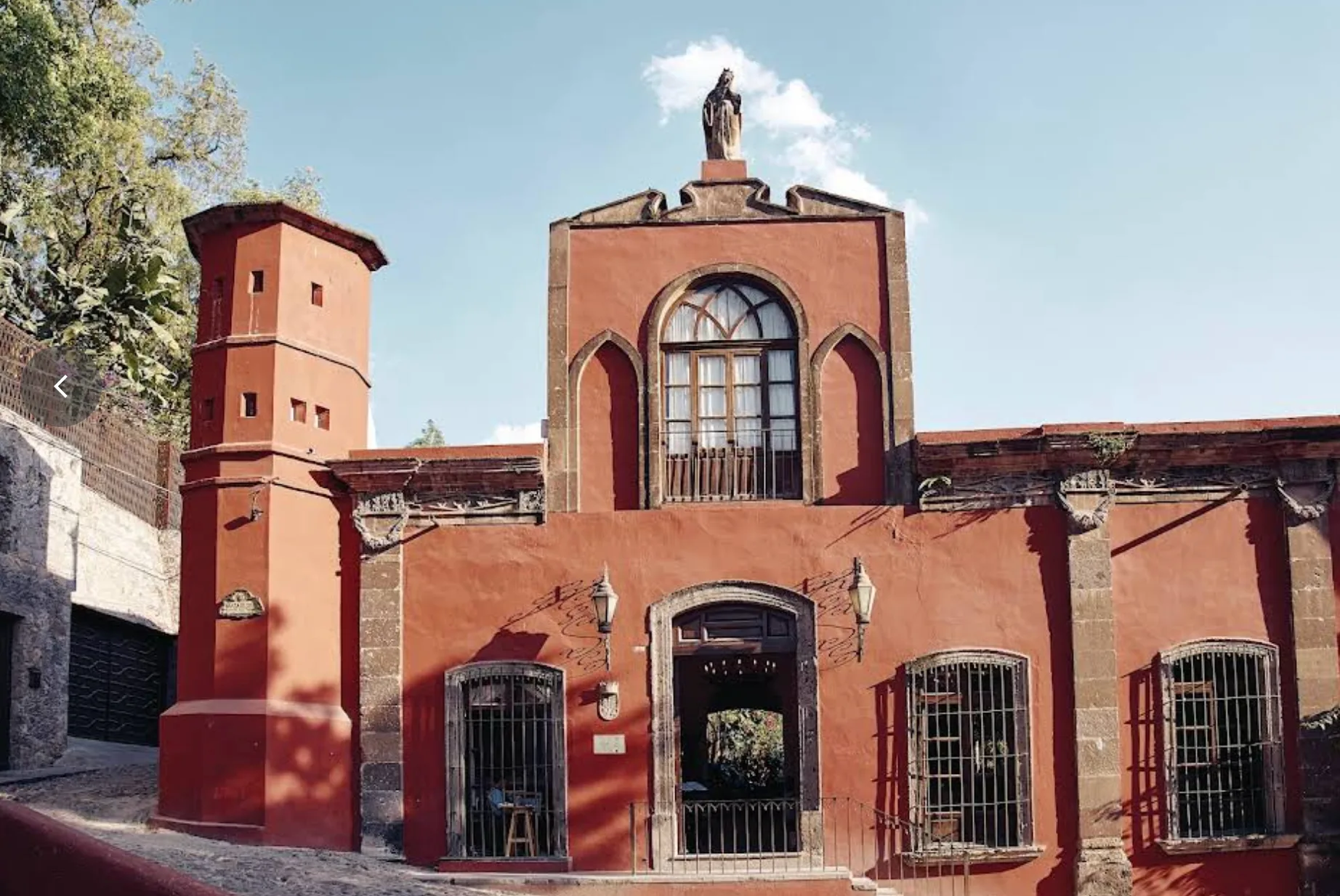 Ambiente de patio estilo colonial en San Miguel de Allende