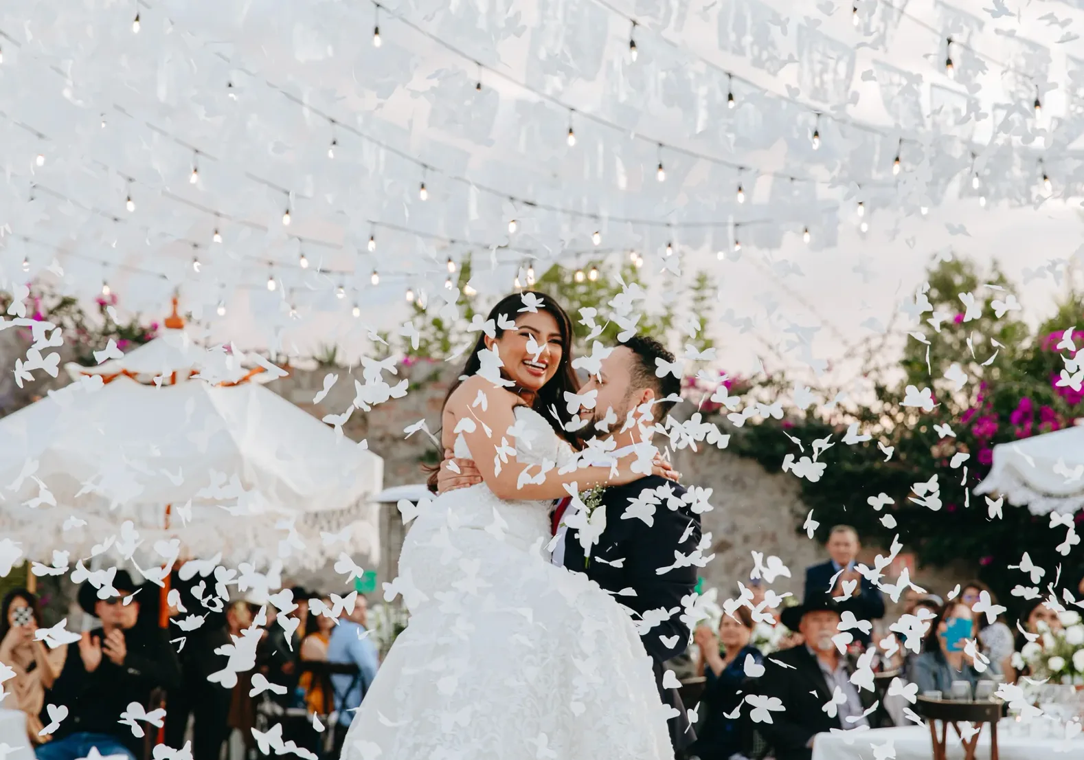 Pareja de recién casados celebrando bajo luces colgantes en Hacienda Agualuna