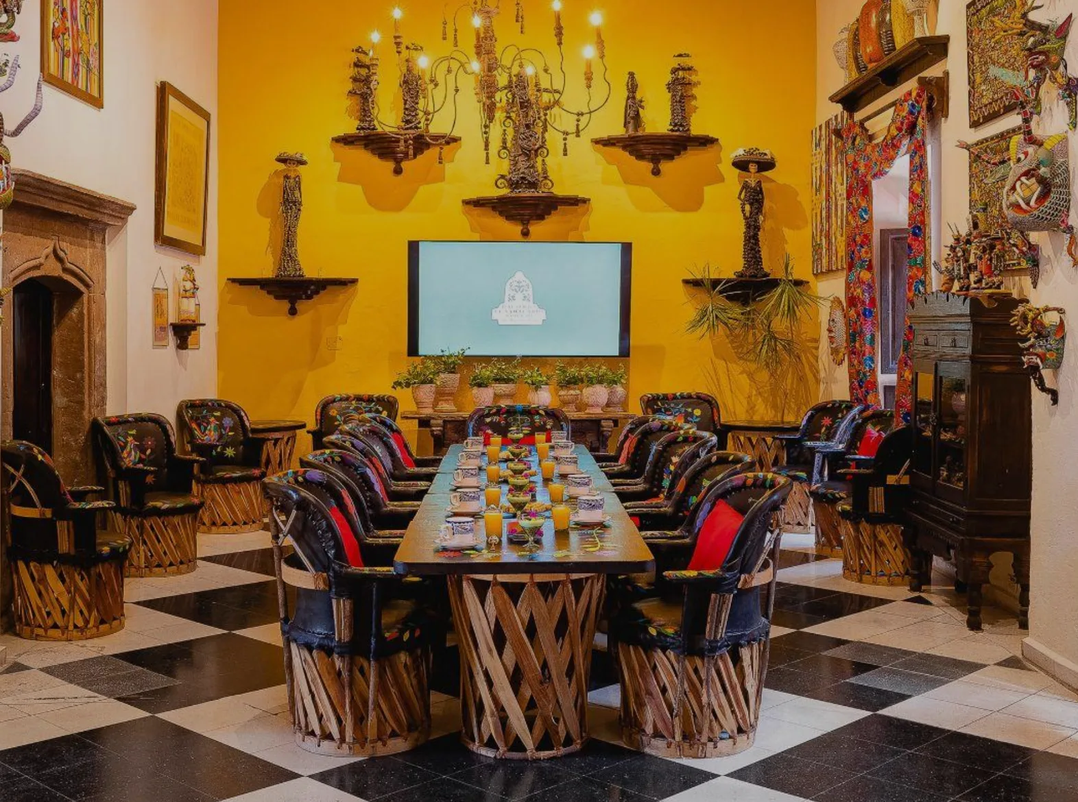 Salón de reuniones y comedor decorado con arte popular mexicano en Hacienda El Santuario