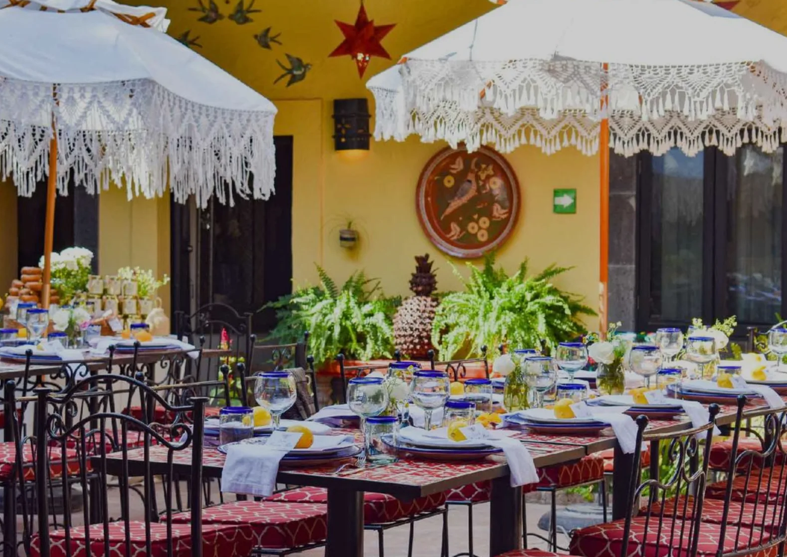 Mesas en el patio preparadas para una celebración íntima en Hacienda El Santuario