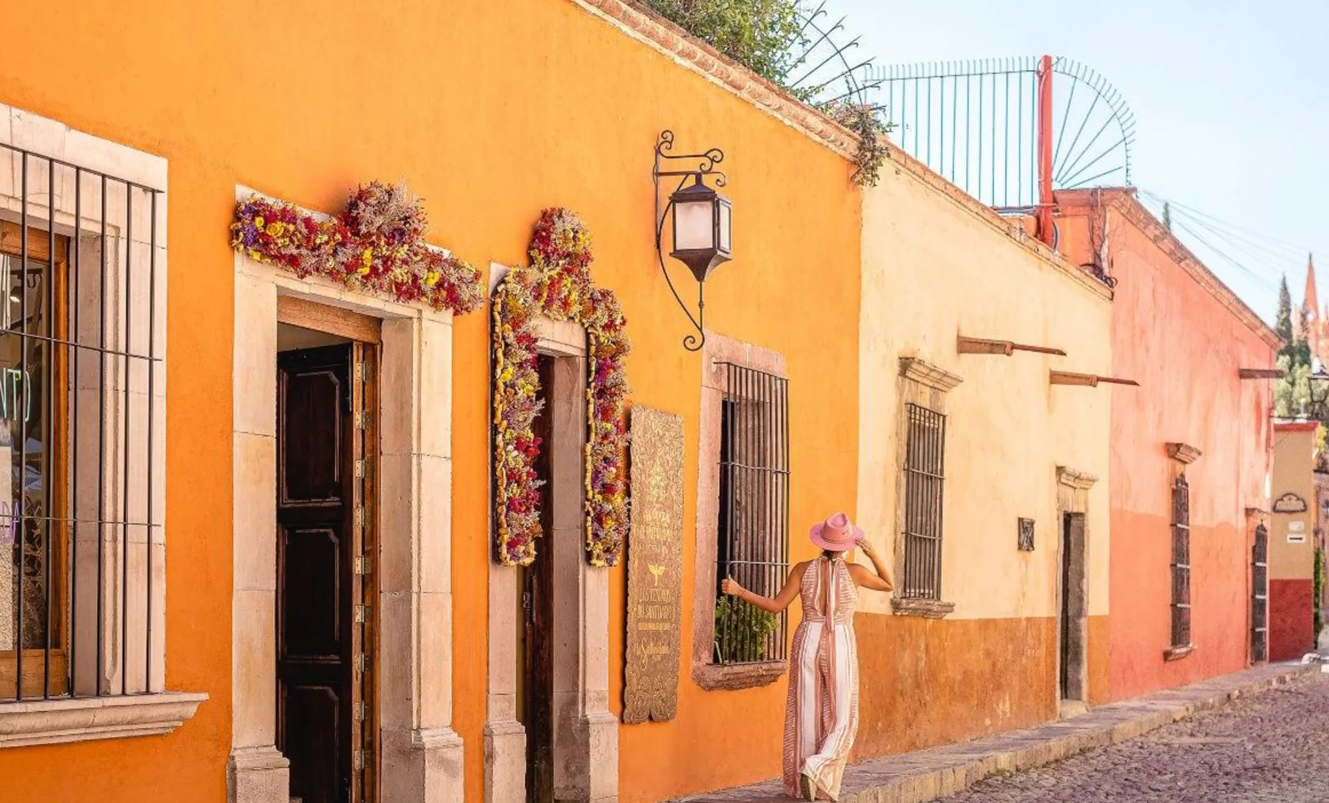 Fachada histórica y colorida de Hacienda El Santuario sobre la calle Aldama