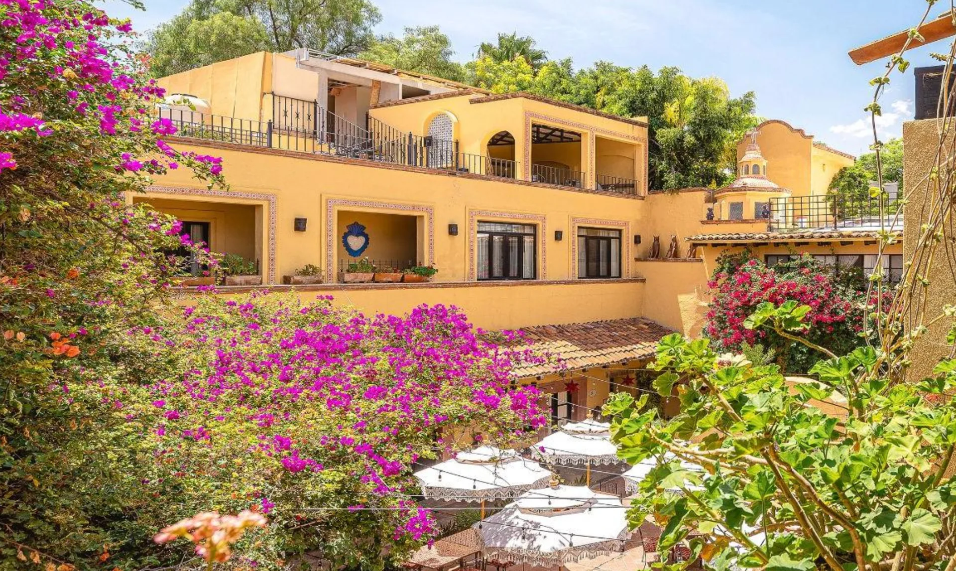 Patio con bugambilias y arquitectura histórica de Hacienda El Santuario