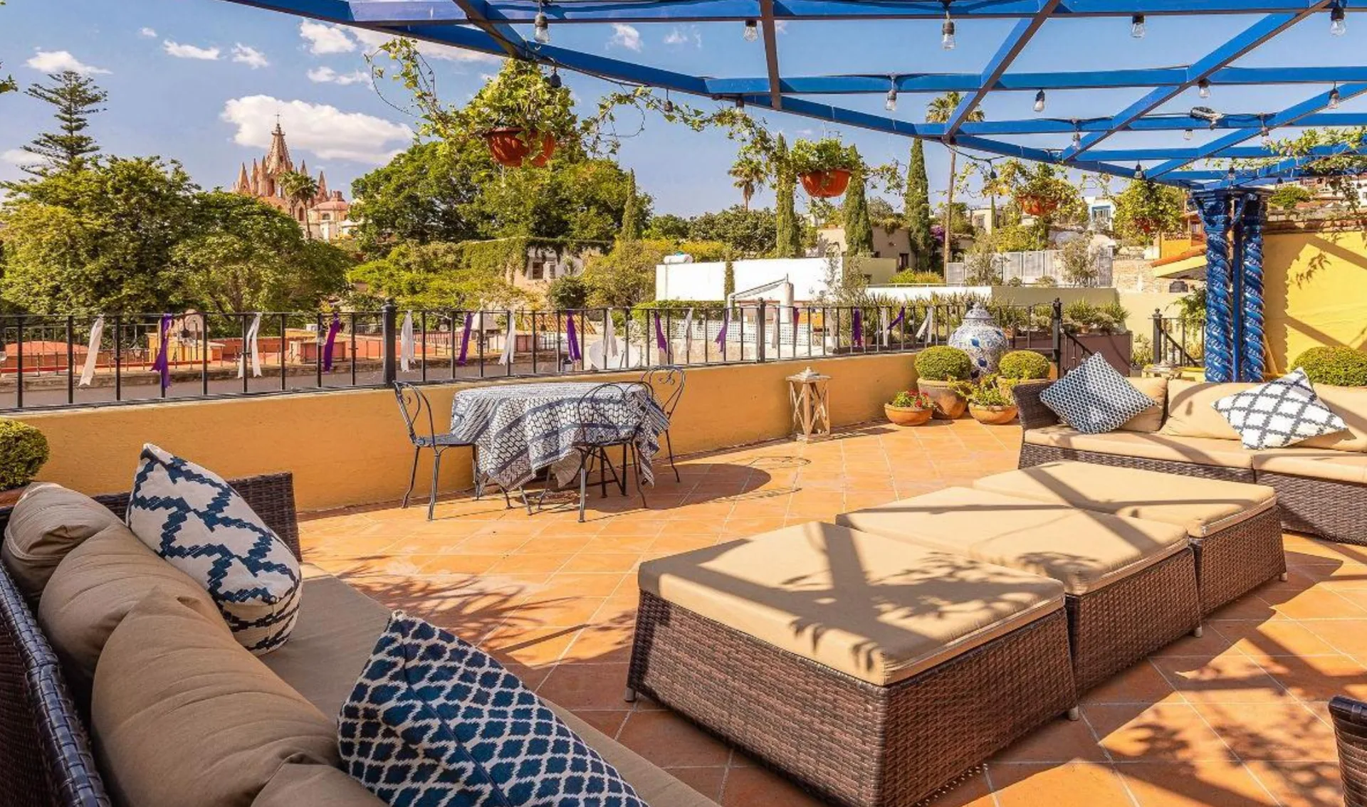 Terraza con sala exterior y vistas hacia la Parroquia
