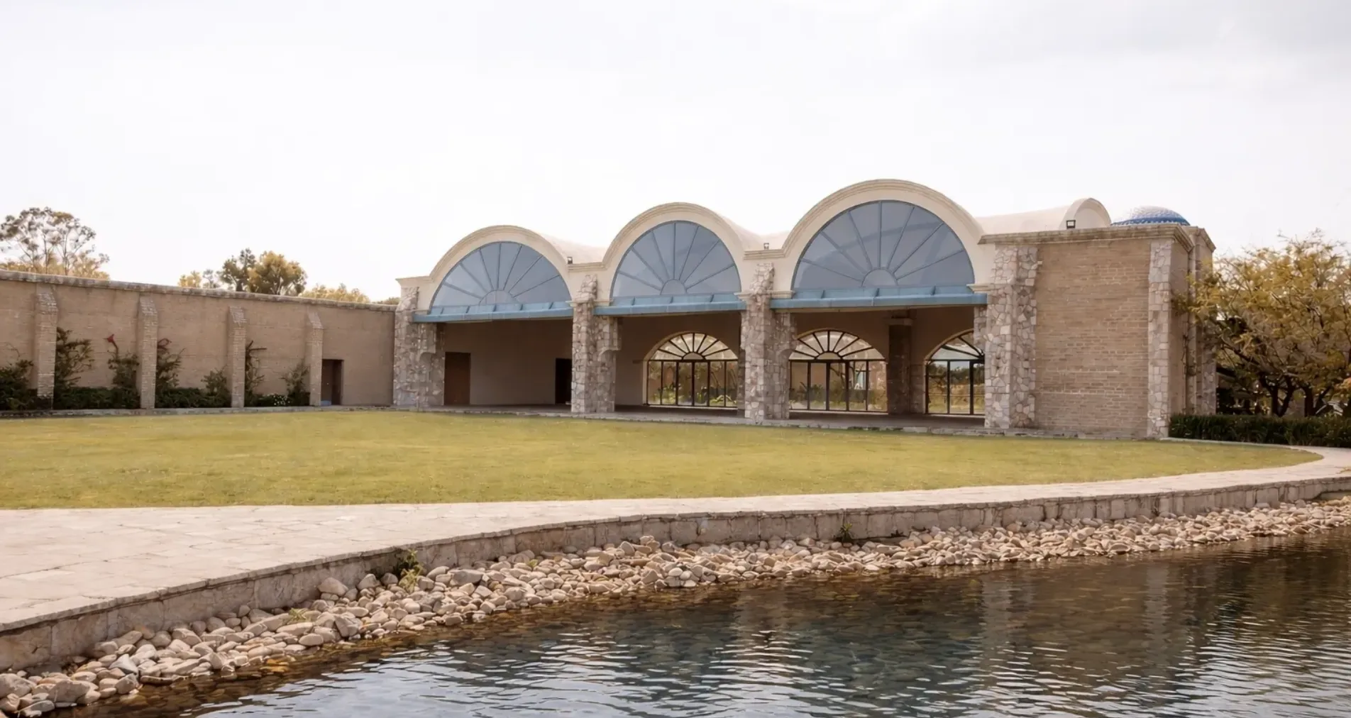 Jardín y salón techado para recepciones en Hacienda Los Arcángeles