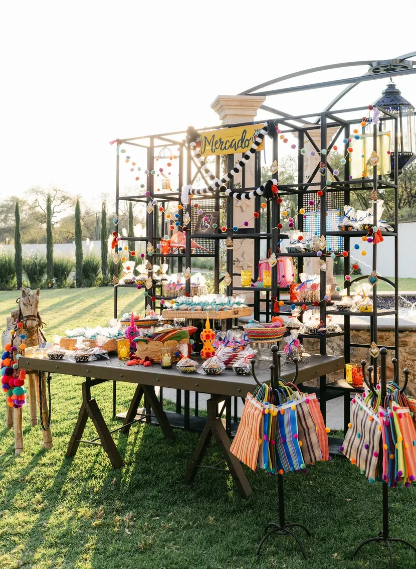 Puesto de mercado mexicano lleno de color instalado en el jardín de eventos