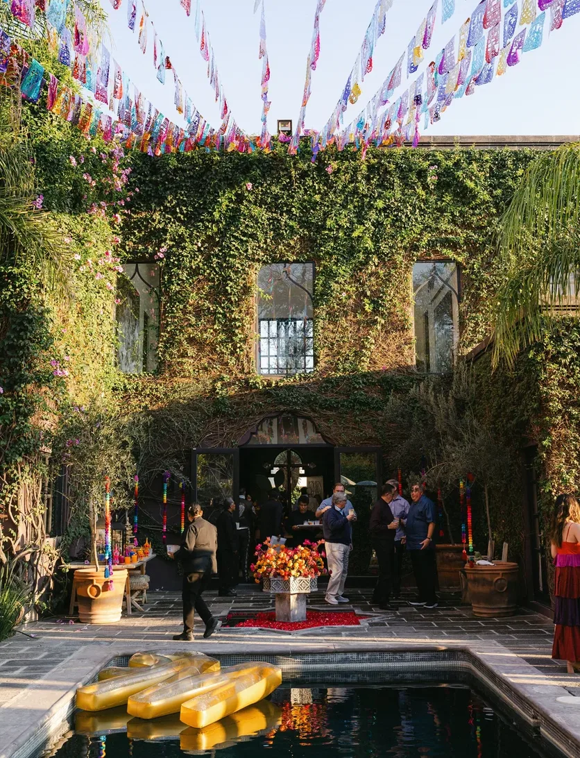 Patio cubierto de hiedra y decorado con papel picado de colores en Hacienda Santa Ana