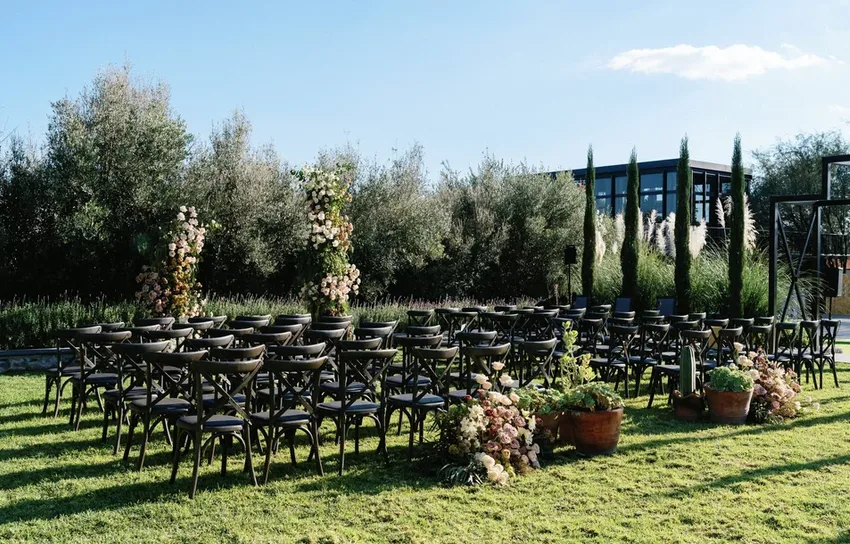 Ceremonia de boda al aire libre preparada en el jardín de eventos de Hacienda Santa Ana