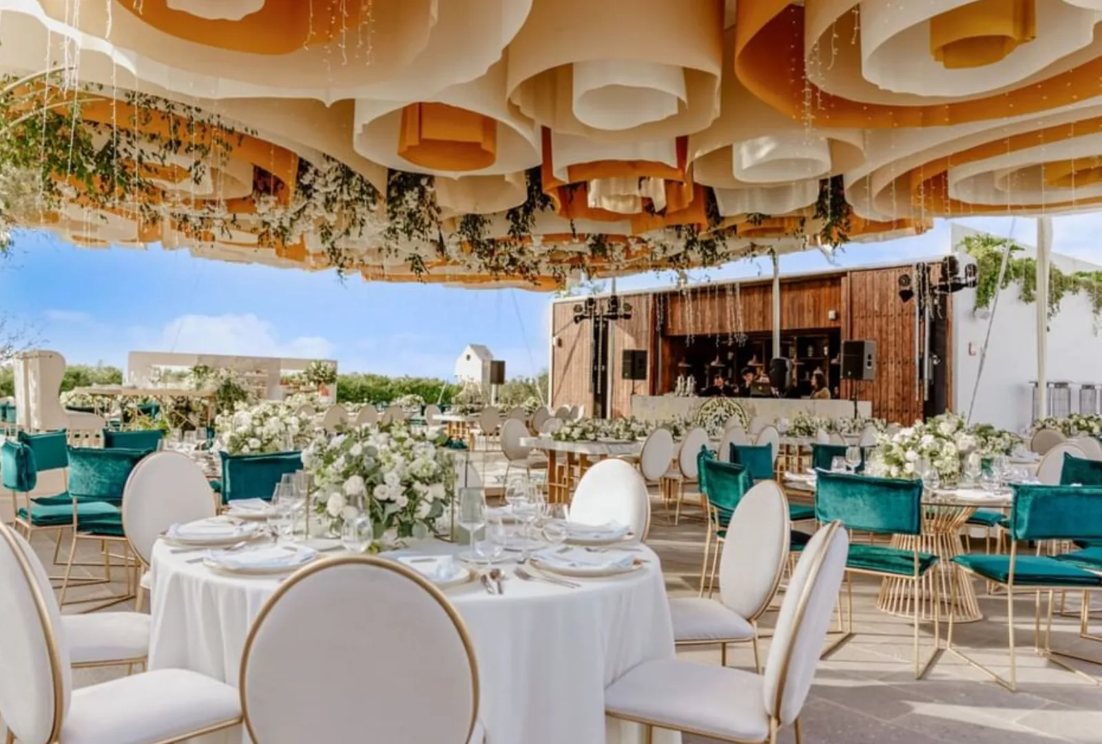 Recepción de boda en terraza techada en Live Aqua San Miguel de Allende