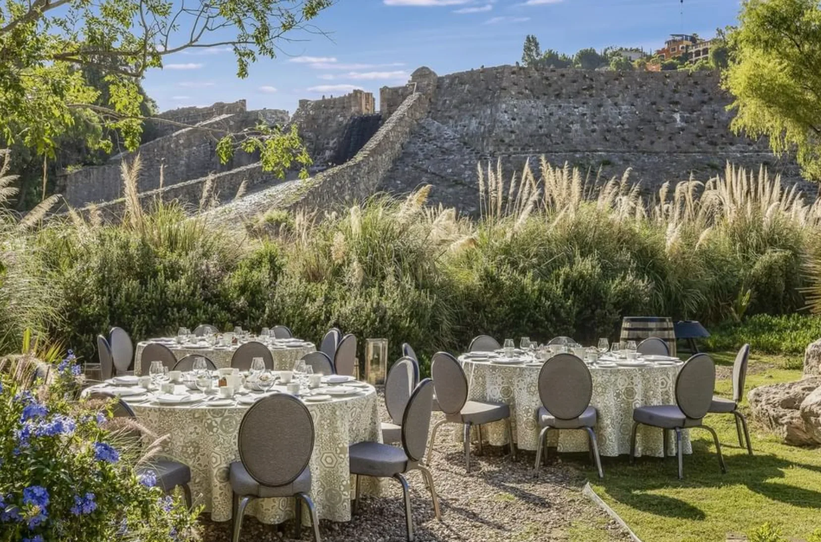 Montaje de comedor en el jardín con vista a la histórica Presa del Obraje