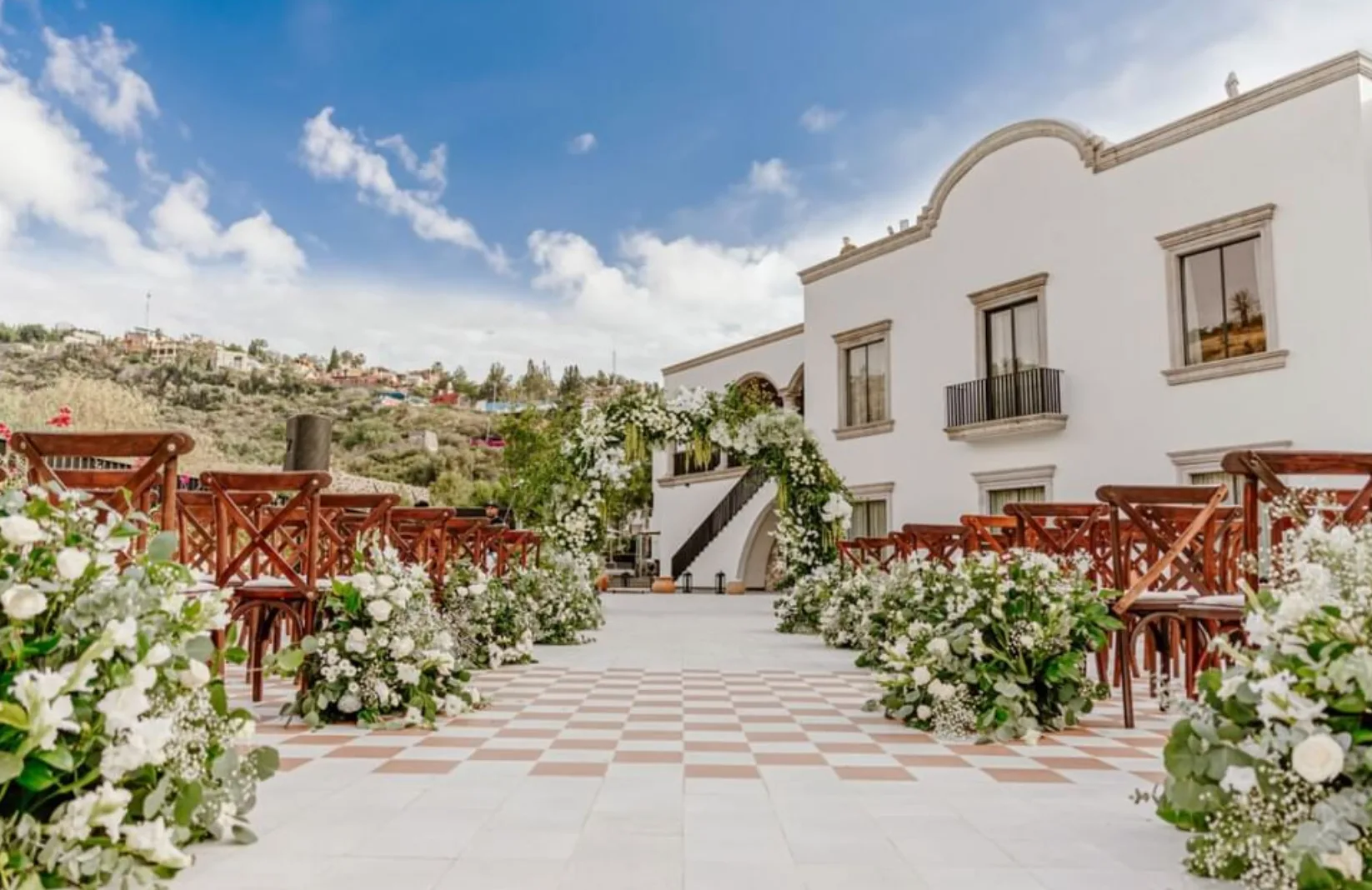 Ceremonia de boda al aire libre con flores blancas en Live Aqua San Miguel de Allende