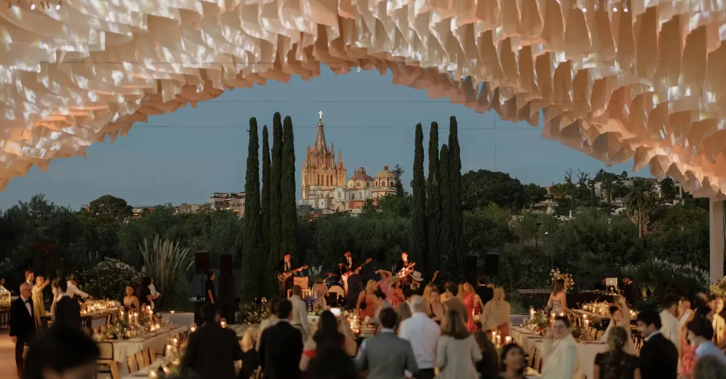 Recepción nocturna de boda con vista a la Parroquia en Rosewood San Miguel de Allende